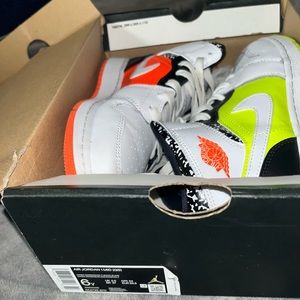 Jordan 1 Mid
Composition Notebook (GS)